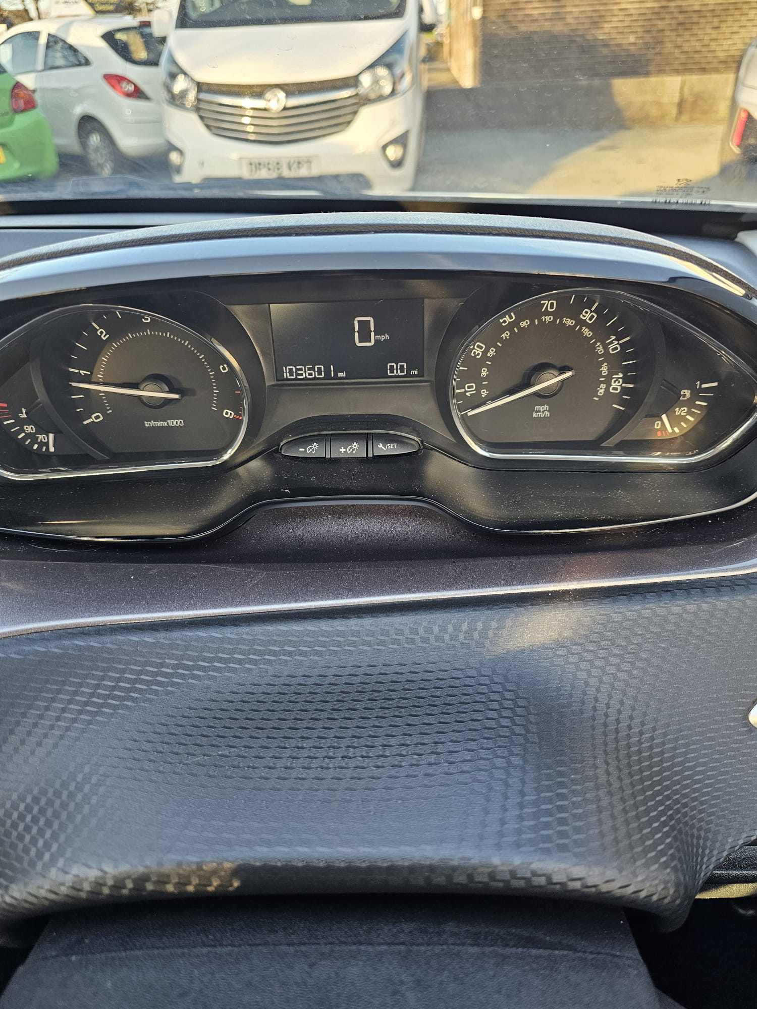 
								2013 Peugeot 2008 full									