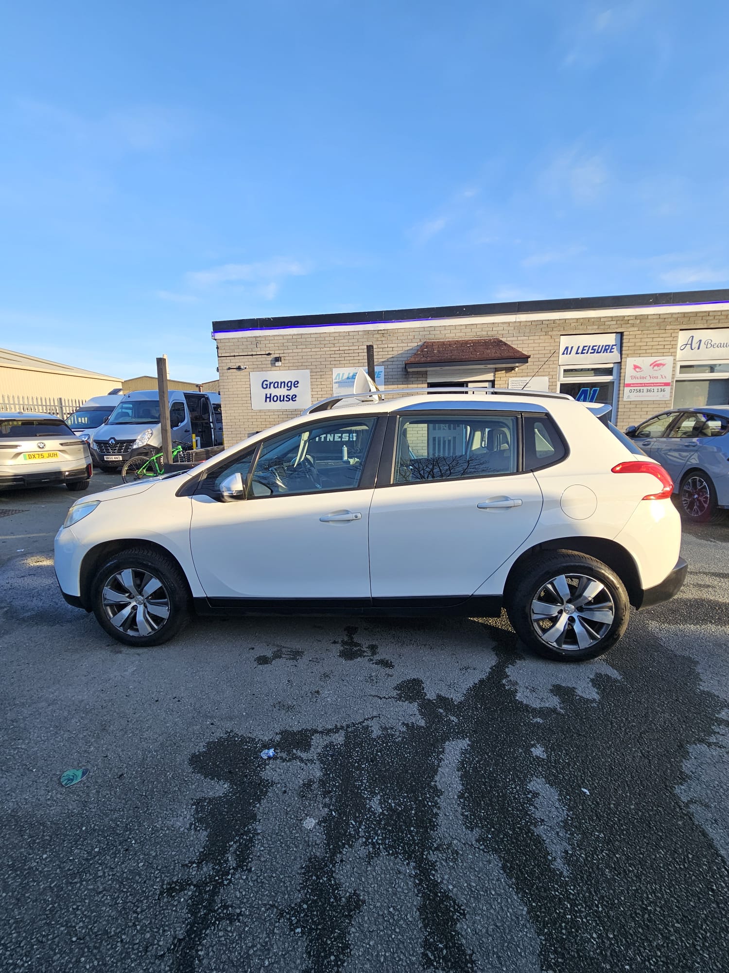 
								2013 Peugeot 2008 full									